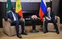 Afrikaanse Unie-voorzitter Macky Sall tijdens zijn gesprek met de Russische president Vladimir Poetin over de voedselcrisis door de oorlog in Oekraïne.