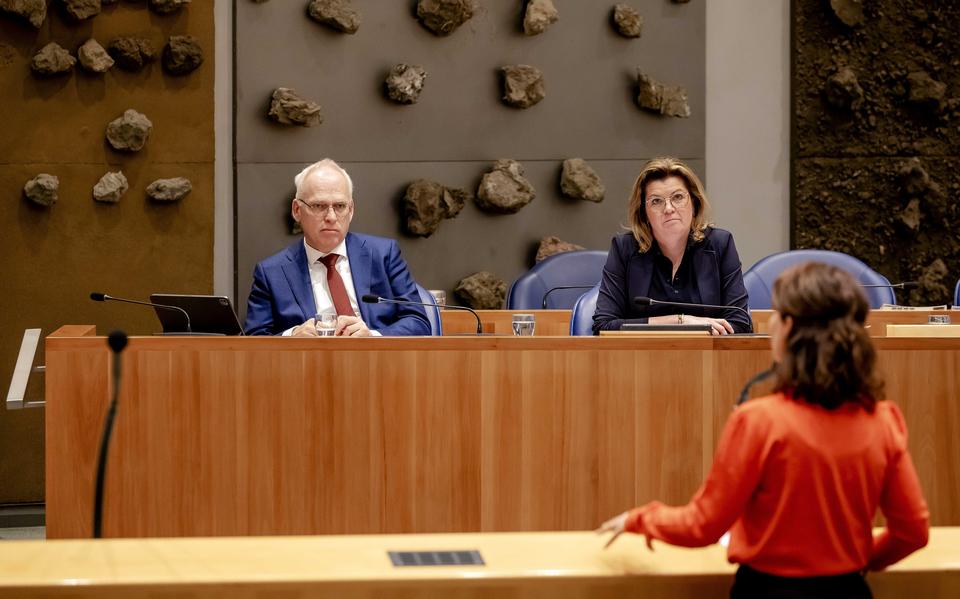 Ministers Piet Adema (Landbouw) en Christianne van der Wal (Stikstof) tijdens het debat met de Tweede Kamer over de stikstofcrisis. 