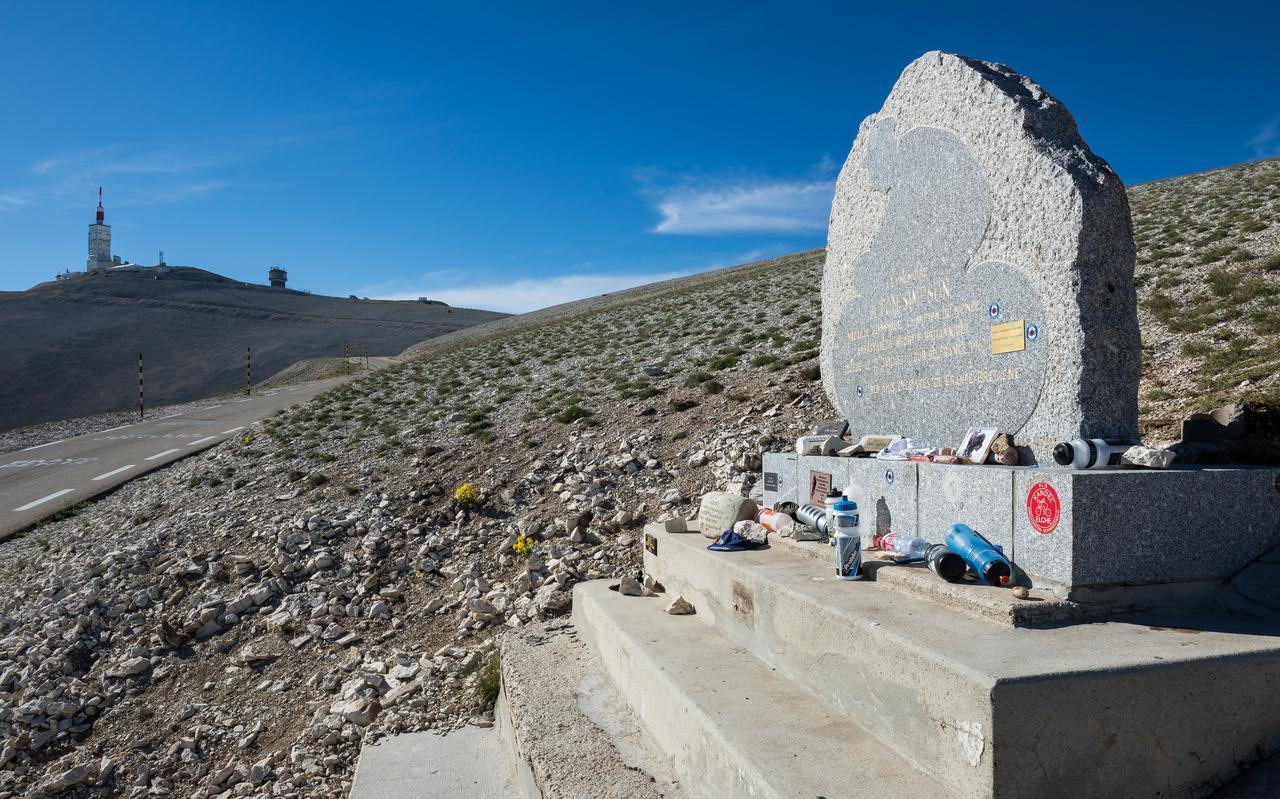 1,4 kilometer voor de top van de Mont Ventoux staat een monument ter nagedachtenis aan de daar van zijn fiets gevallen Tom Simpson. 1,4 kilometer voor de top van de Mont Ventoux staat een monument ter nagedachtenis aan de daar van zijn fiets gevallen Tom Simpson.