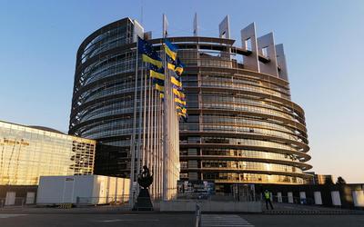 Oekraïense vlaggen voor het Europees Parlement in Straatsburg. 