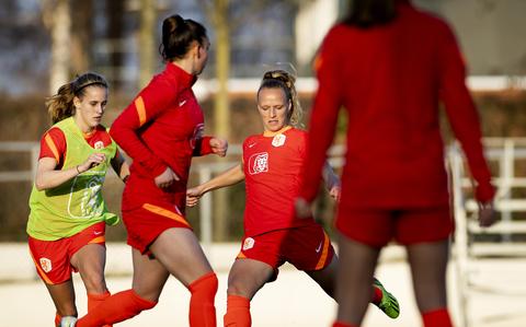 Katja Snoeijs en Tiny Hoekstra tijdens een training van de Nederlandse voetbalsters.
