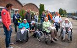 De stichting Present hield zaterdagochtend een wandeltocht waarbij iedere groep een persoon in rolstoel mee nam. Minke Dijkstra kreeg vooraf nog wat extra lucht in de banden.