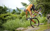 Mathieu van der Poel valt tijdens de mountainbikerace op de Olympische Spelen van Tokio.