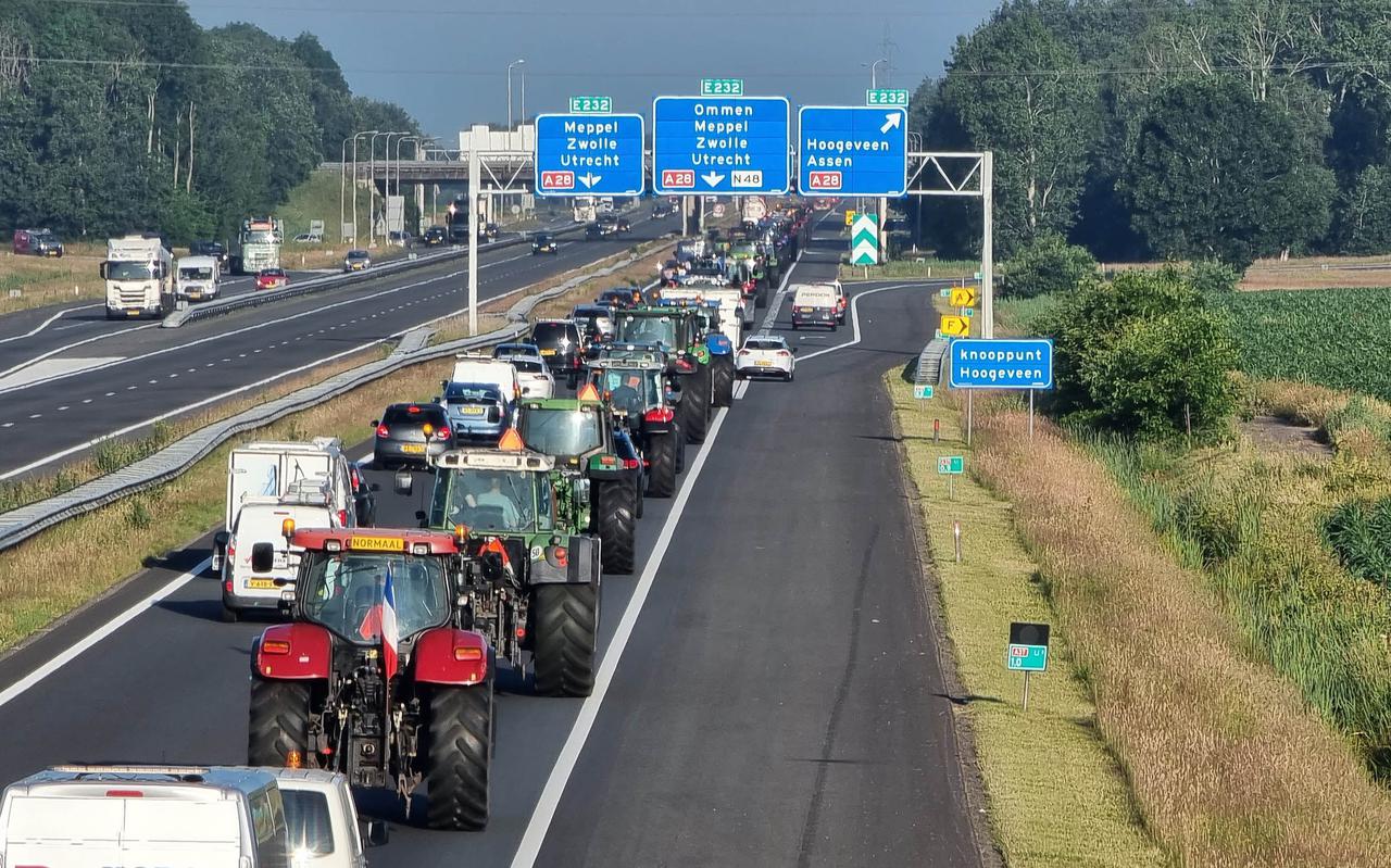 Bij Hoogeveen rijden de boeren op hun trekkers over de A37 richting het Gelderse Stroe. 