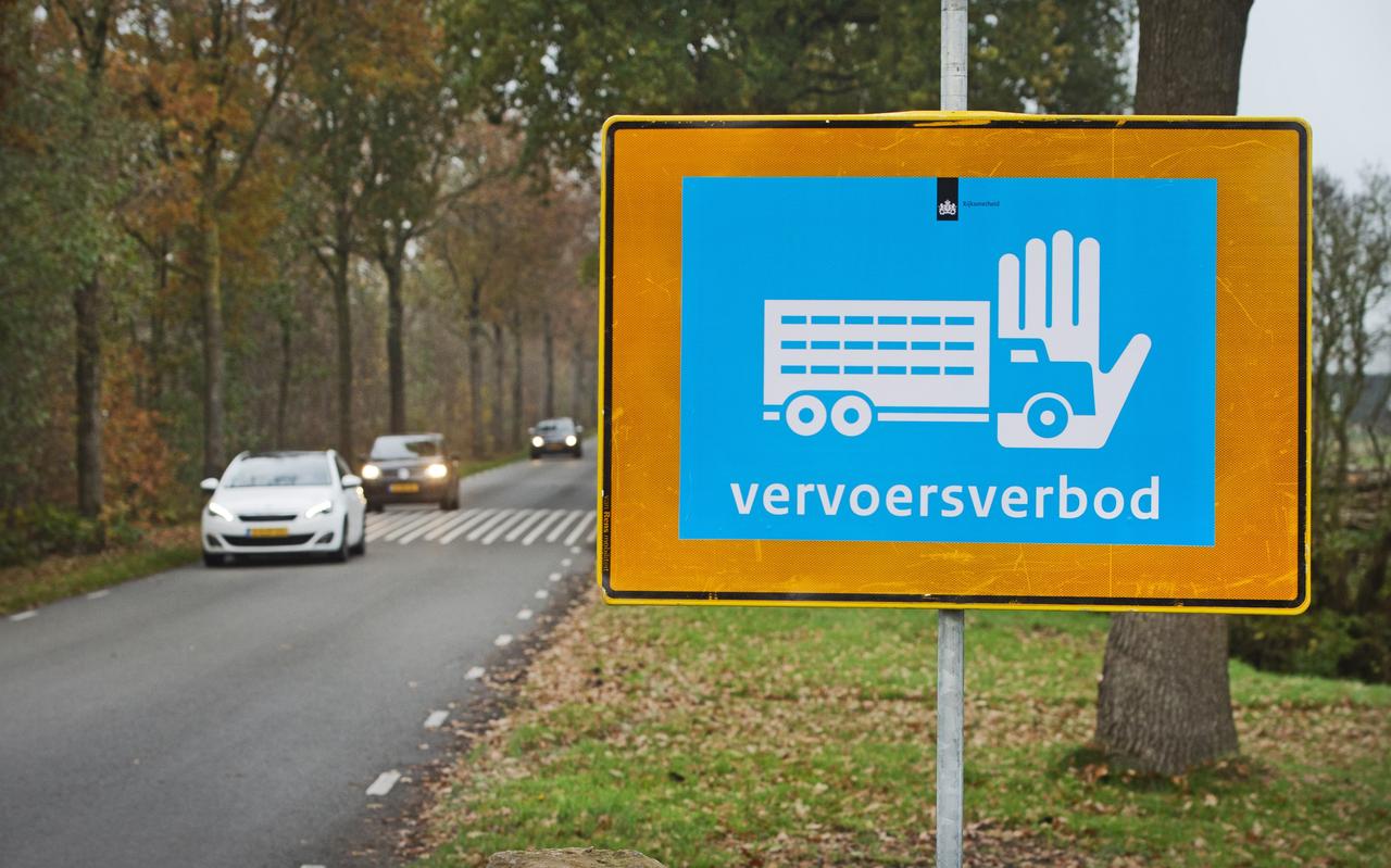 Borden voor een vervoersverbod in Fryslân in verband met vogelgriep. Borden voor een vervoersverbod in Fryslân in verband met vogelgriep.