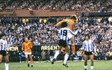 De finale van de voetbal 1978 tussen Nederland en Argentinië in Buenos Aires. Dit wereldtoernooi was omstreden vanwege het dictatoriale bewind van Argentinië. De wedstrijd eindigde in het voordeel van de Argentijnen met 3-1 (na verlenging). Op de foto is Johnny Rep in duel met de Argentijn Daniel Passarella (19). Links op de achtergrond kijkt Willy van de Kerkhof toe.