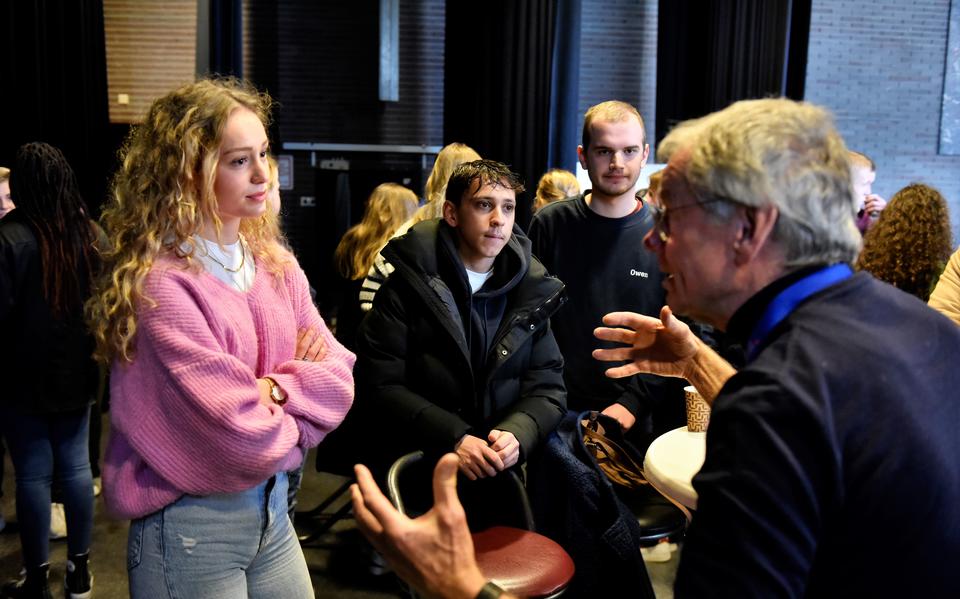 Mbo-studenten in gesprek met Willem de Graaf van de PvdA, bij de aftrap van de campagne voor de Provinciale Statenverkiezingen in Fryslân.