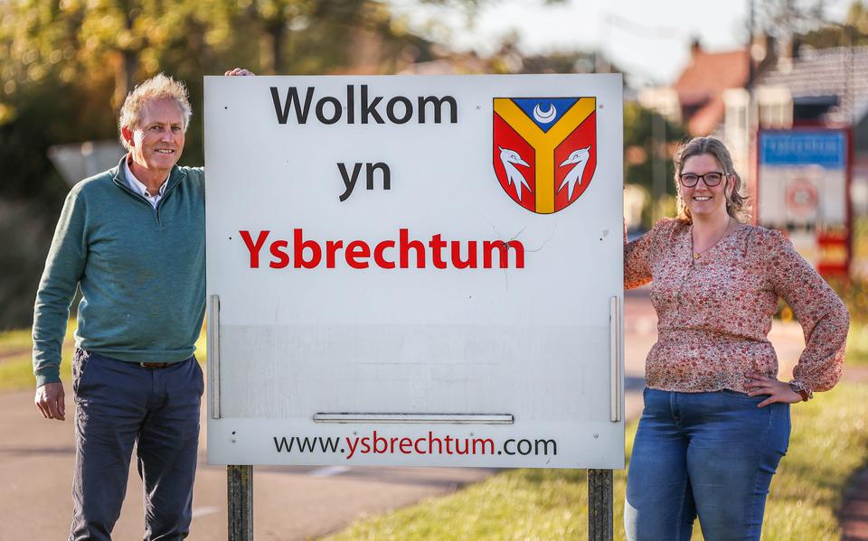 De predikanten Vijko Top en Marije Mazereeuw die zondag in twee kerkdiensten in Ysbrechtum en Sneek voorgaan, waarin vijftig jaar samenwerking wordt gevierd. 