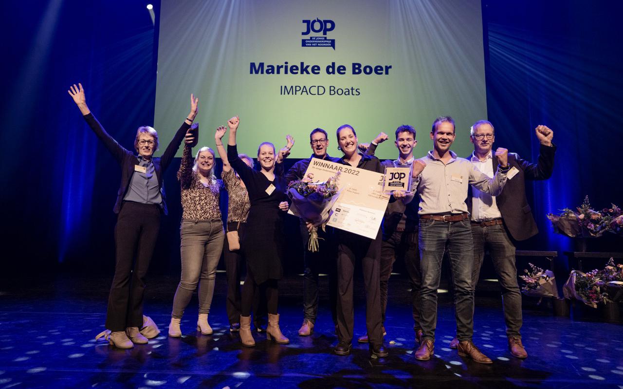 Marieke de Boer wint de Jonge Ondernemersprijs (JOP) in DOT Groningen voor haar bedrijf IMPACD. 