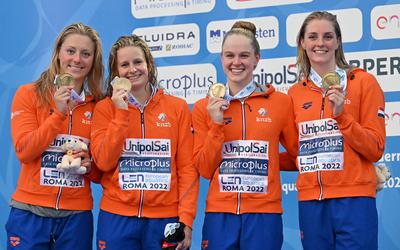 Kira Toussaint, Maaike De Waard, Tes Schouten and Marrit Steenbergen (vanaf links) tonen hun bronzen medailles na de 4x100 wissel.