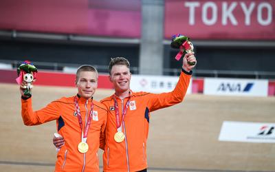 Tristan Bangma (l) en Patrick Bos hebben gisteren 'hun' Paralympics afgesloten met een zilveren medaille op de wegwedstrijd over 118 kilometer. 