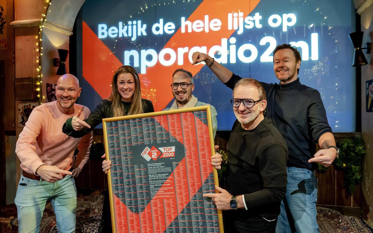 Jeroen van Inkel (voor, r.) met NPO Radio 2-collega’s Wouter van der Goes, Annemieke Schollaardt, Frank van ’t Hof en Gijs Staverman.