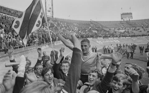 Wereldkampioen bij de profachtervolgers Tiemen Groen (1967) op de schouders van zijn enthousiaste bewonderaars op de wielerbaan van Amsterdam. 