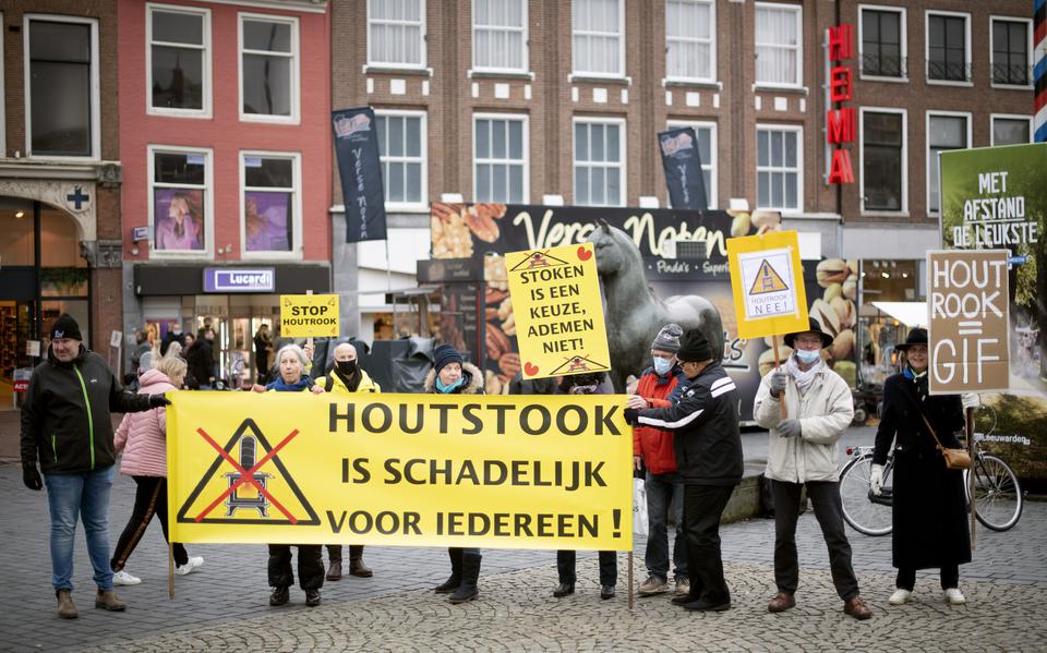 Begin 2022 demonstreerden enkele Friezen in Leeuwarden tegen houtkachels onder wie ook Ronnie Pieters. 