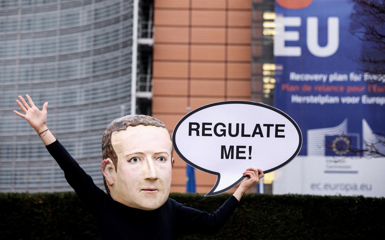 Een demonstrant met een masker op van Facebook-baas Mark Zuckerberg pleit voor het Berlaymont-gebouw van de Europese Commissie voor regulering van Big Tech, december 2020. Een demonstrant met een masker op van Facebook-baas Mark Zuckerberg pleit voor het Berlaymont-gebouw van de Europese Commissie voor regulering van Big Tech, december 2020.