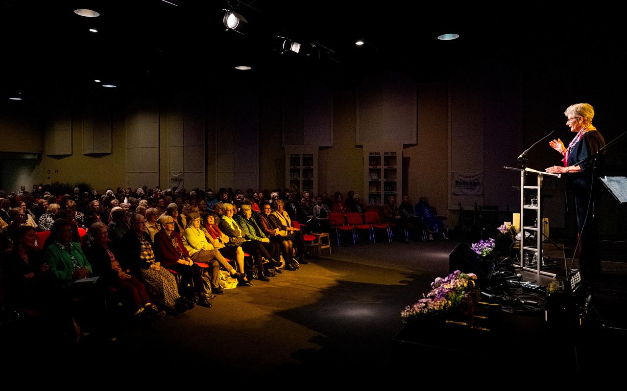 Els van Os-de Wit, regio-coördinator, spreekt de driehonderd vrouwen in de Bethelkerk toe. 