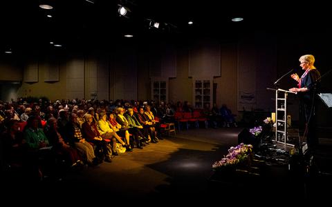 Els van Os-de Wit, regio-coördinator, spreekt de driehonderd vrouwen in de Bethelkerk toe. 