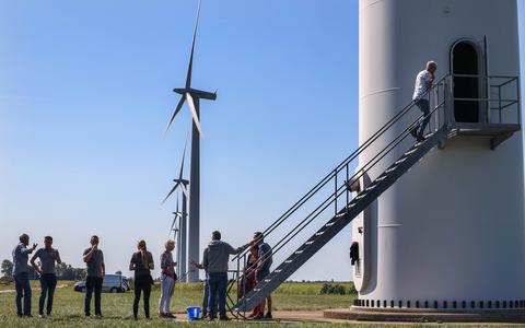 Tijdens de beleefmiddag van Wynpark Beabuorren waren twee windturbines te beklimmen.