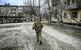 Een Oekraïense soldaat in de plaats Schastia, niet ver van Loehansk waar Russische militairen zich zouden bevinden.