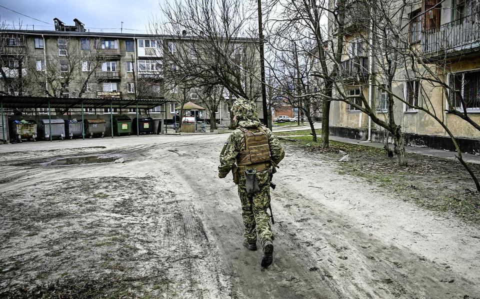 Een Oekraïense soldaat in de plaats Schastia, niet ver van Loehansk waar Russische militairen zich zouden bevinden.