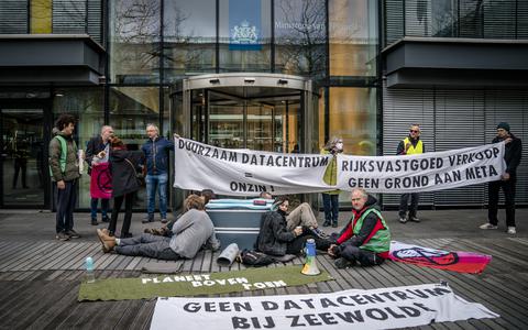 Actievoerders ketenen zich vast voor de deur van het Ministerie van Financien. De activisten eisen dat er geen datacentrum bij Zeewolde wordt gebouwd. 