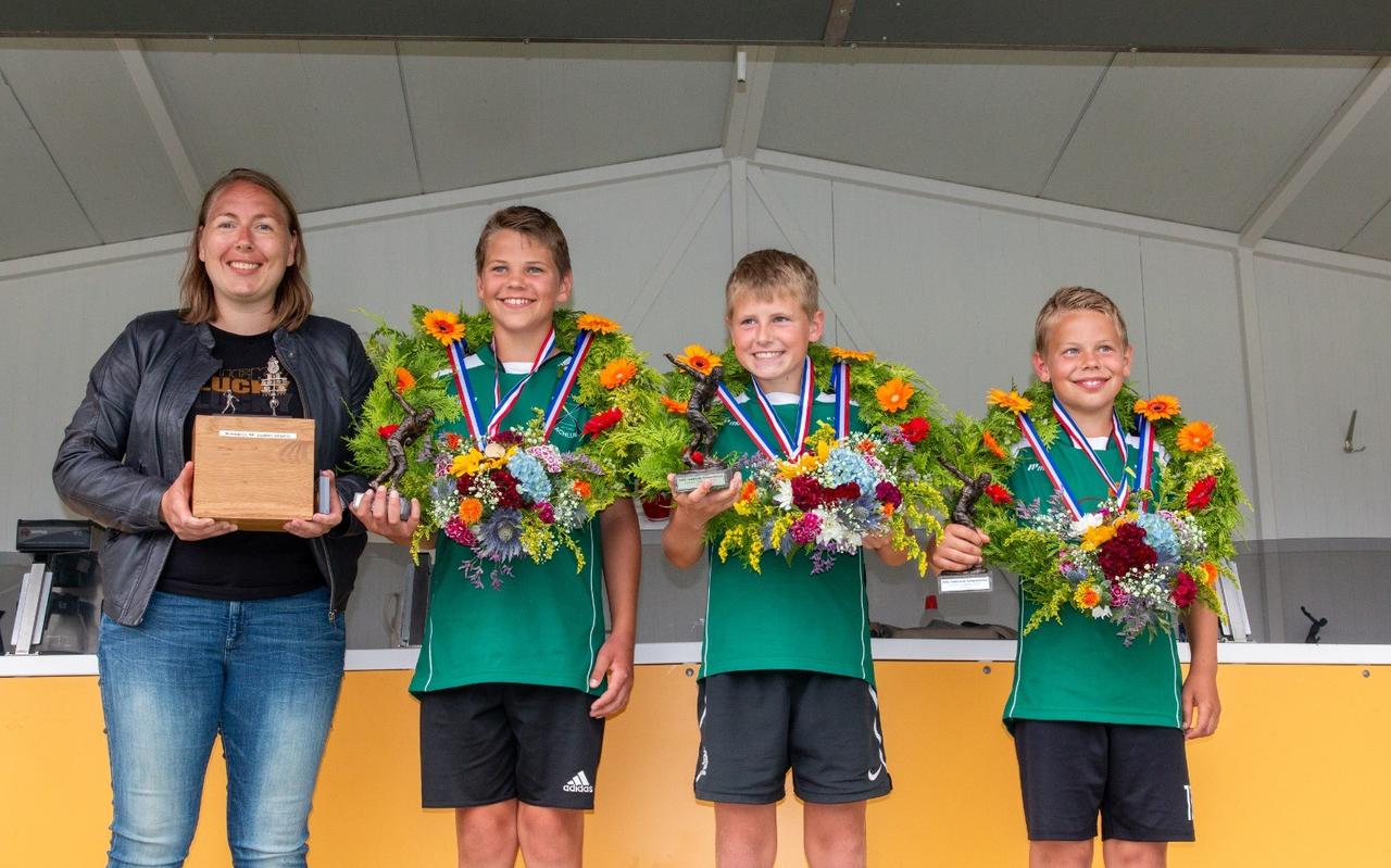 Coach Grada van der Schoot is trots op (van links af) Rudmer Faber, Melle Talsma en Harmen Faber na de winst van Achlum op de jongens pupillenbond in buurdorp Arum. Coach Grada van der Schoot is trots op (van links af) Rudmer Faber, Melle Talsma en Harmen Faber na de winst van Achlum op de jongens pupillenbond in buurdorp Arum.