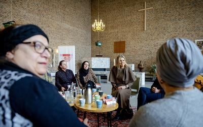 Koningin Máxima tijdens haar werkbezoek aan de Sociale Kruidenier, een supermarkt en ontmoetingsplek voor Amsterdammers met een krappe beurs. Het is een project van de Protestantse Diaconie in Amsterdam. 