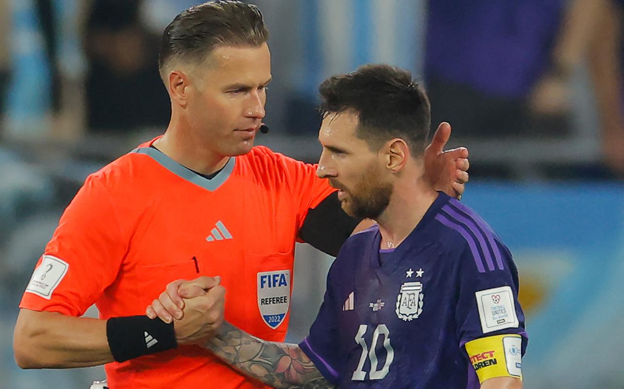 Danny Makkelie en Lionel Messi schudden elkaar de hand na de wedstrijd tussen Polen en Argentinië.