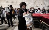 Tijdens Simchat Torah wordt met torahrollen over straat gedanst.