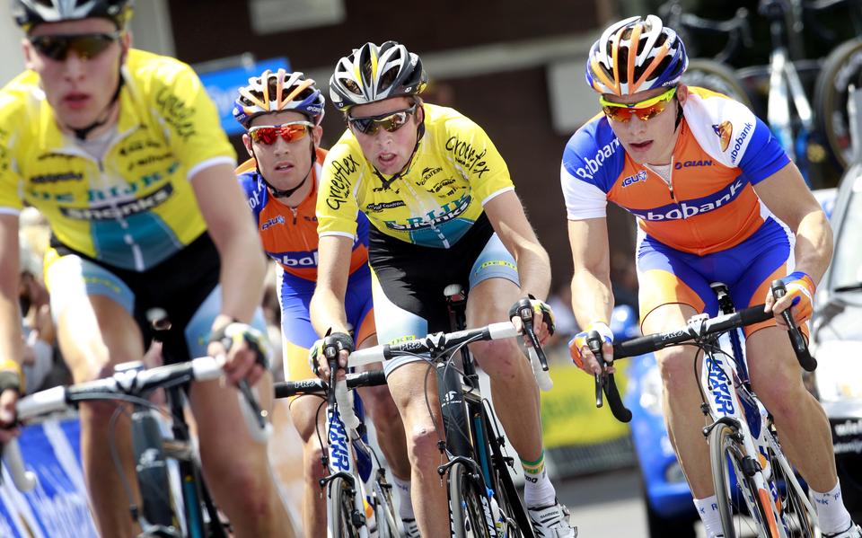 Daan Olivier (achter) in 2012 tijdens de wedstrijd voor beloften op het NK wielrennen op de weg.