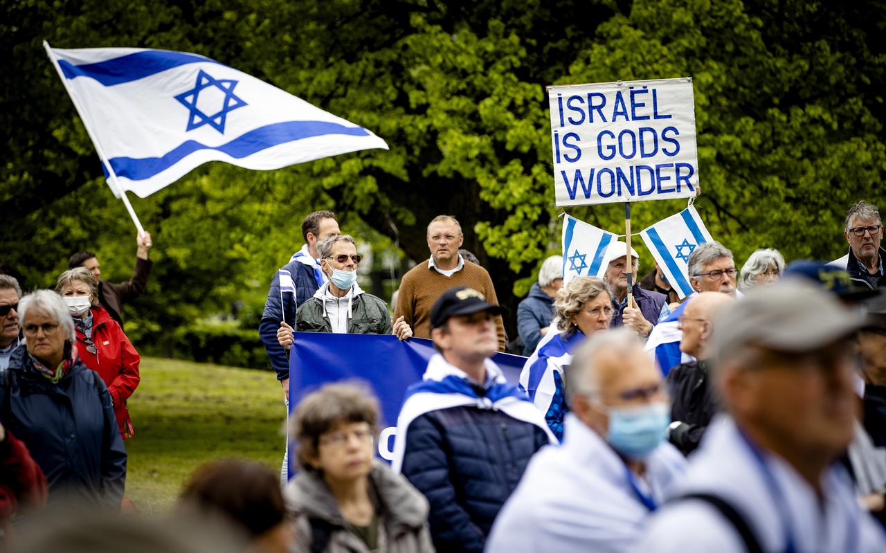 Demonstranten tijdens een Pro-Israël-demonstratie . Onder meer CIDI en Christenen voor Israël uiten hun solidariteit met Israël.
