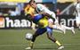 Alex Bangura houdt tegenstander Tomas Suslov van FC Groningen van de bal. 
