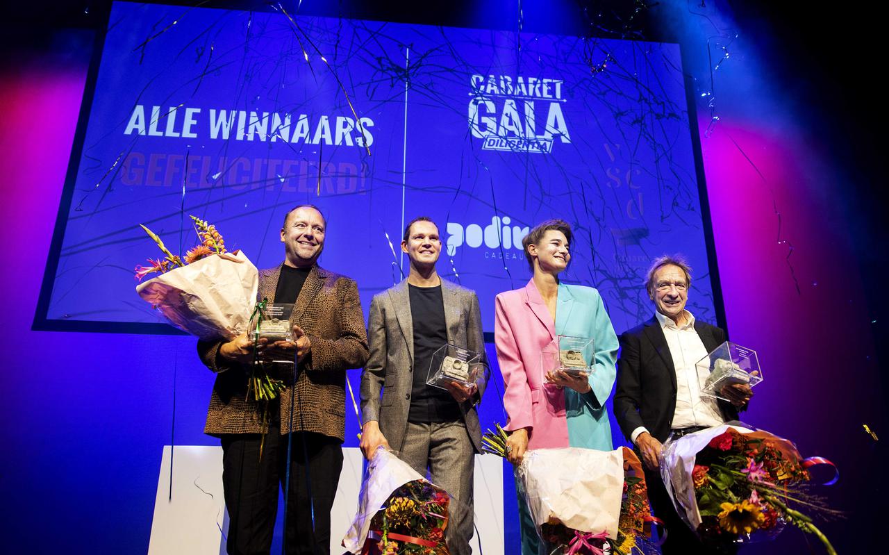 Winaars (vlnr) Richard Groenendijk, Tim Fransen, Kirsten van Teijn en Alex Roeka bij de VSCD-cabaretprijs 2022 in theater Diligentia tijdens het Cabaretgala. 