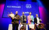 Winaars (vlnr) Richard Groenendijk, Tim Fransen, Kirsten van Teijn en Alex Roeka bij de VSCD-cabaretprijs 2022 in theater Diligentia tijdens het Cabaretgala. 