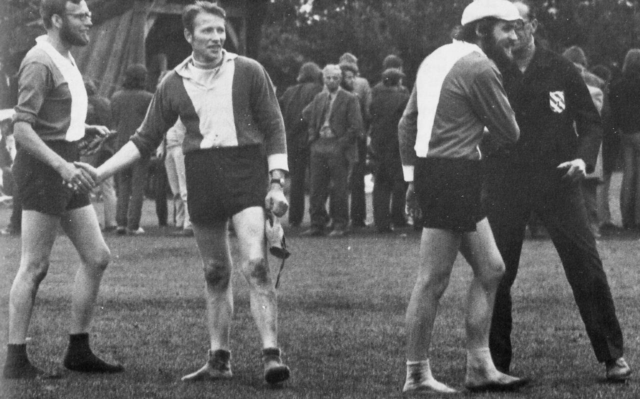 Op 1 juli 1972 wint Leeuwarden in Tzum de CFK bondspartij. Nanne Osinga (links) en Rein Ferwerda (met pet) krijgen de felicitaties van verliezend finalist Bennie Beimers van Menaam (tweede van links) en van scheidsrechter Piet van Dijk (geheel rechts).