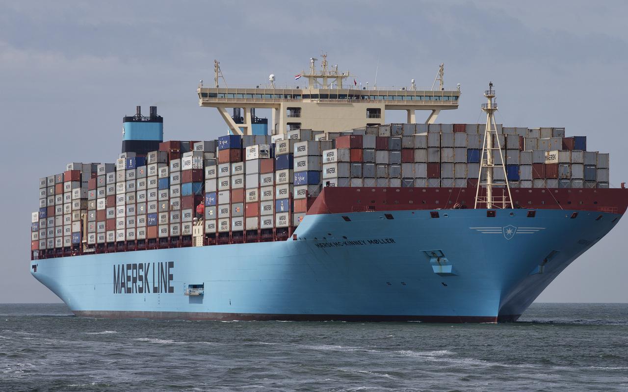 Het grootste containerschip ter wereld bij de haven van Rotterdam. Economie is niet een autonoom proces. Goed beleid kan veel verschil maken.
