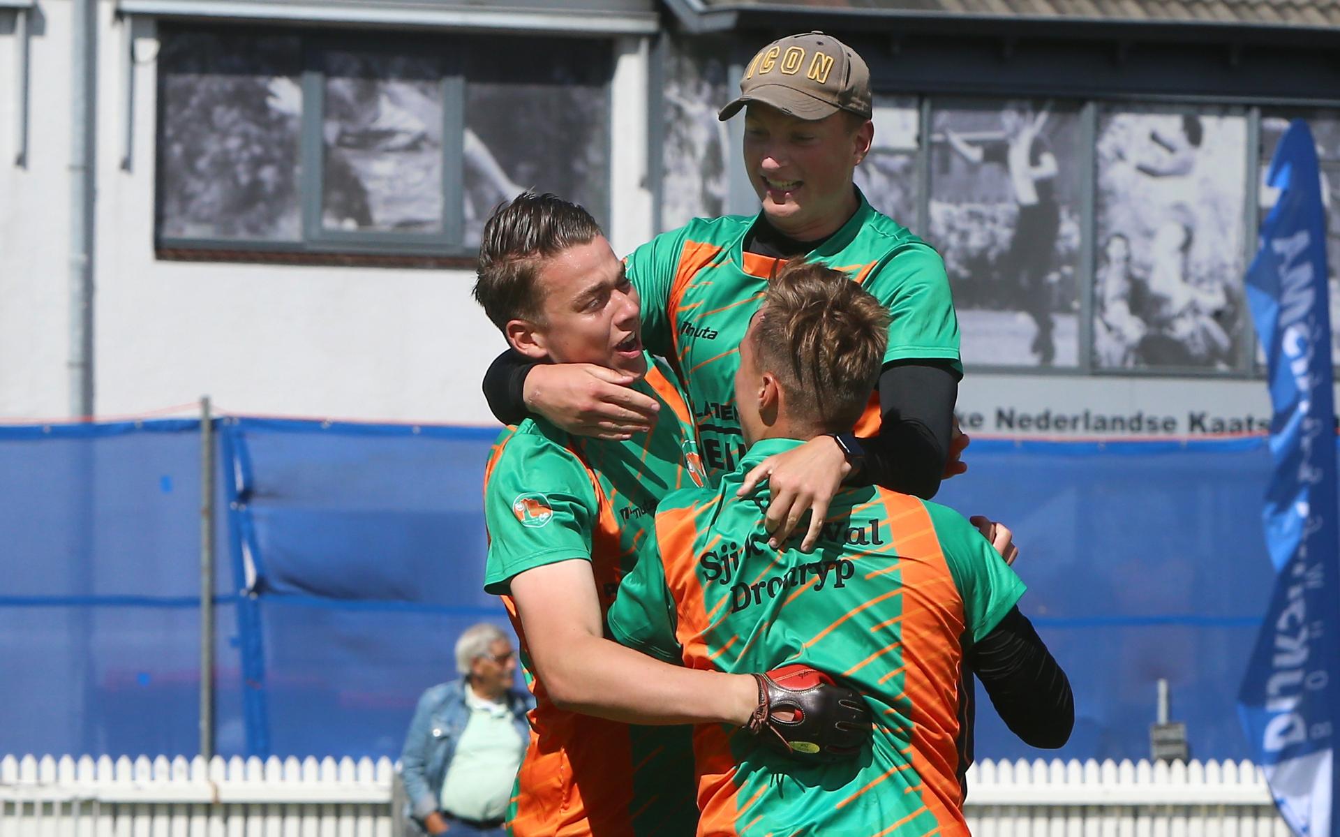 Trio Mark Minnesma, Jorn Lars van Beem en Rick Minnesma van VvV Sjirk de Wal uit Dronryp kan de Jong