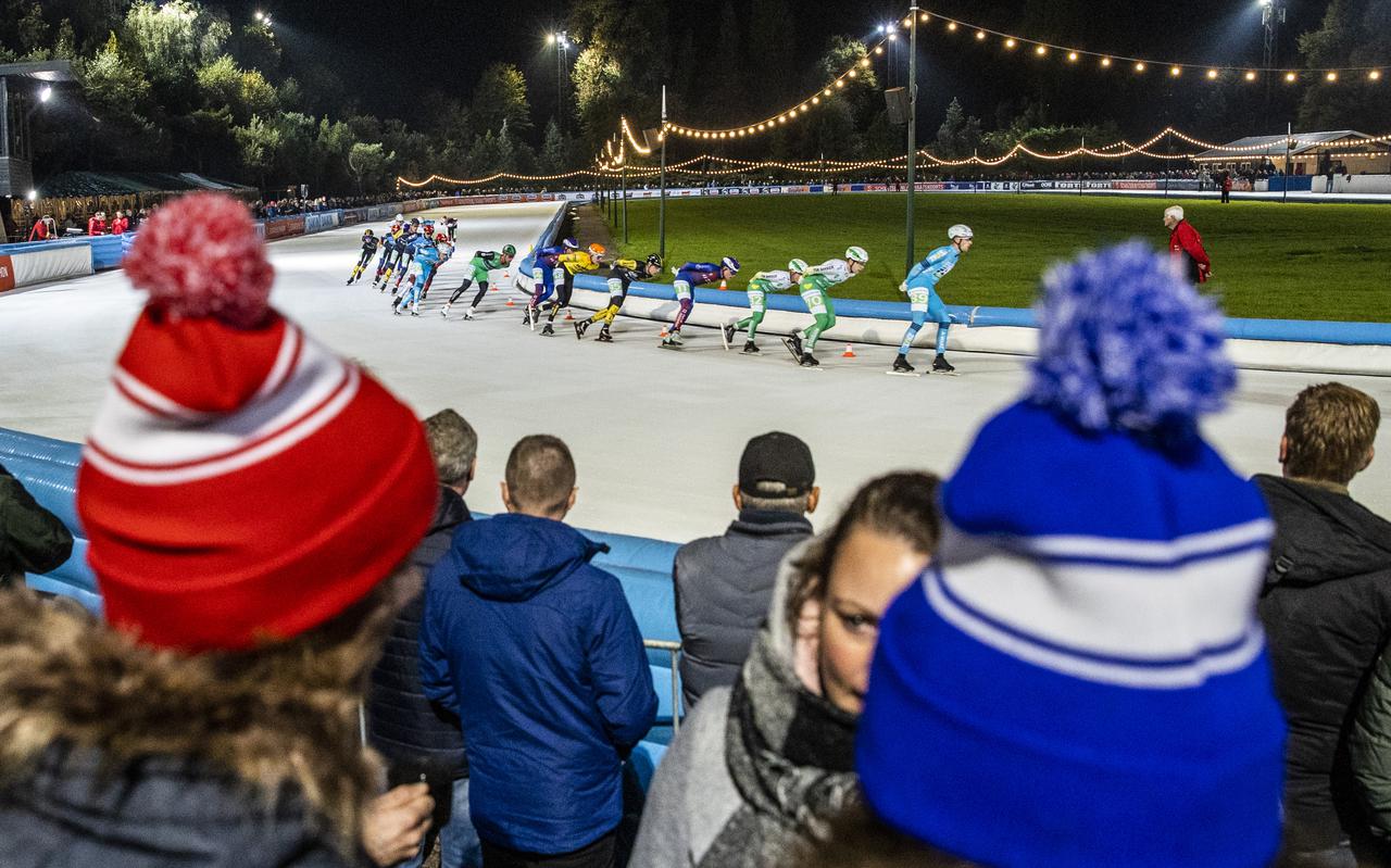 Sfeerbeeld van het marathonpeloton (mannen) tijdens de openingswedstrijd op de Jaap Eden-baan in Amsterdam eerder dit seizoen, toen er nog wel publiek langs het ijs mocht staan.