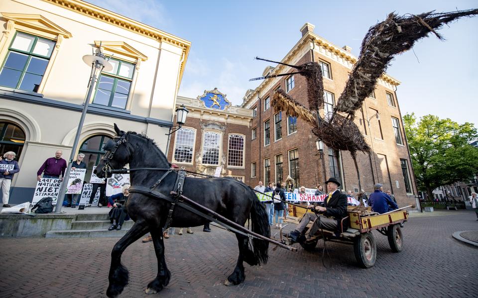 Tegenstanders van De Hem protesteren voorafgaand aan het debat voor het stadhuis van Leeuwarden.