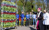 Bisschop Hans van de Hende van Rotterdam zegent een lading bloemen, voordat deze vanuit de Keukenhof op transport gaat naar Rome.