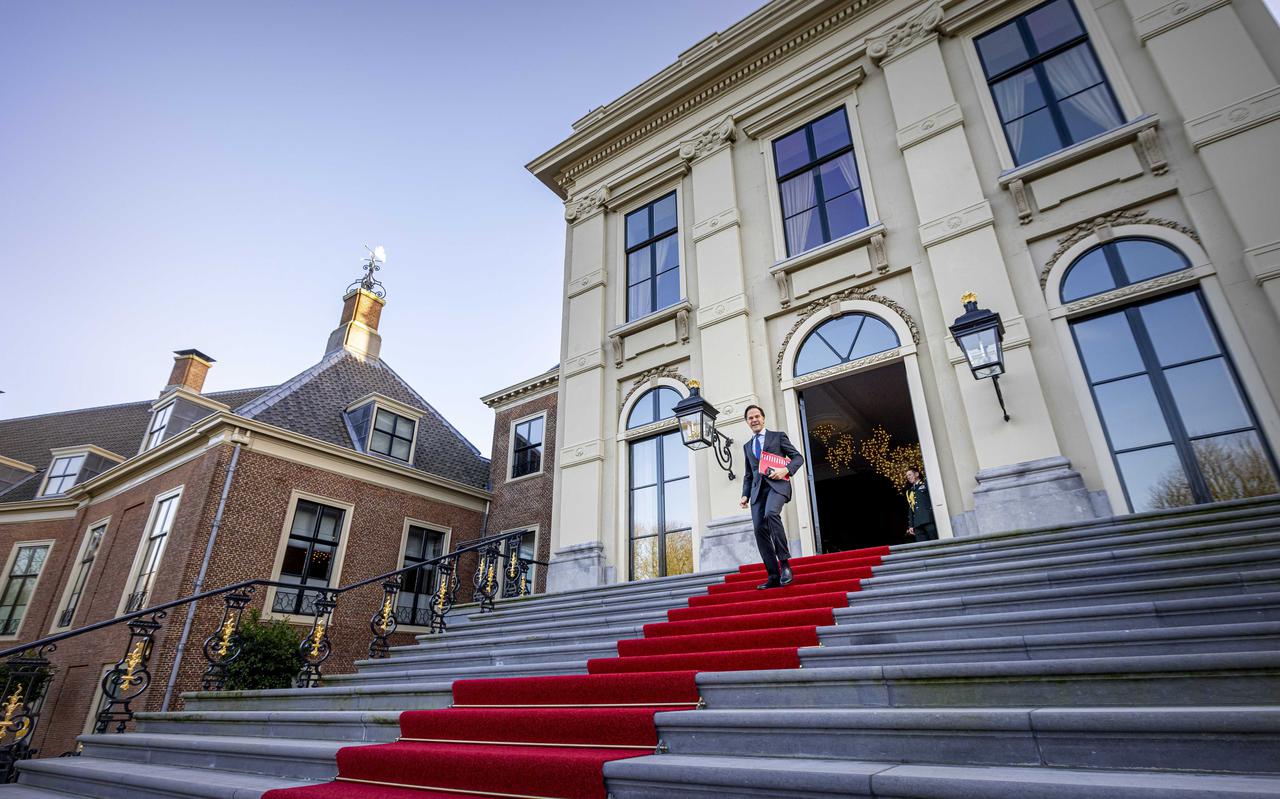 Premier Mark Rutte na afloop van zijn eerste wekelijkse gesprek met koning Willem-Alexander op Paleis Huis ten Bosch na de beëdiging van zijn vierde kabinet. 