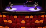 Twee kappersstoelen staan in Theater De Kleine Komedie in Amsterdam voor Kapsalon Theater.