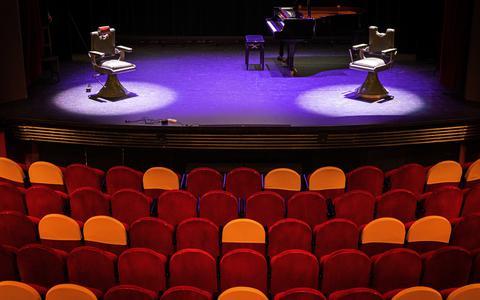 Twee kappersstoelen staan in Theater De Kleine Komedie in Amsterdam voor Kapsalon Theater.