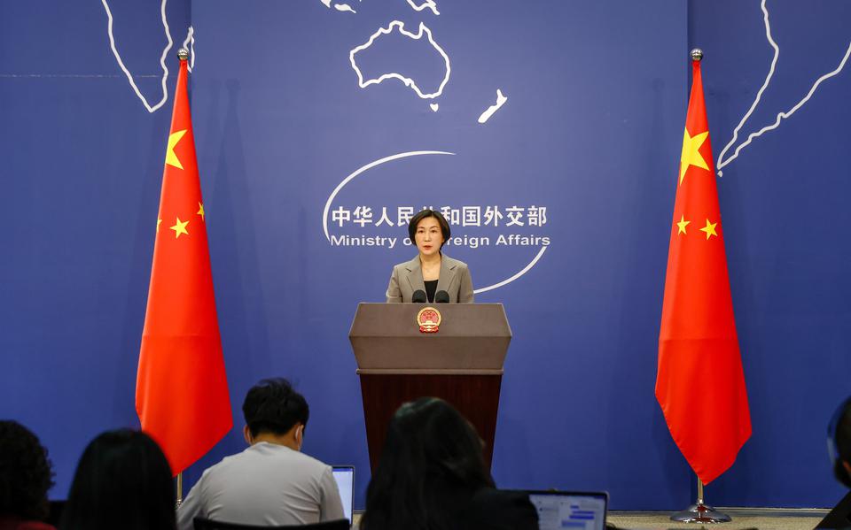 Een woordvoerster van het Chinese ministerie van Buitenlandse Zaken sprak zondag haar ,,ernstige afkeuring” uit over het uit de lucht schieten door de Amerikaanse luchtmacht van een vermeende spionageballon.  