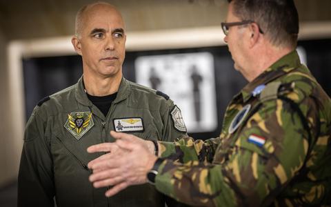 Johan van Deventer, commandant ACC en commodore-vlieger van de Vliegbasis Leeuwarden in gesprek met een militair.