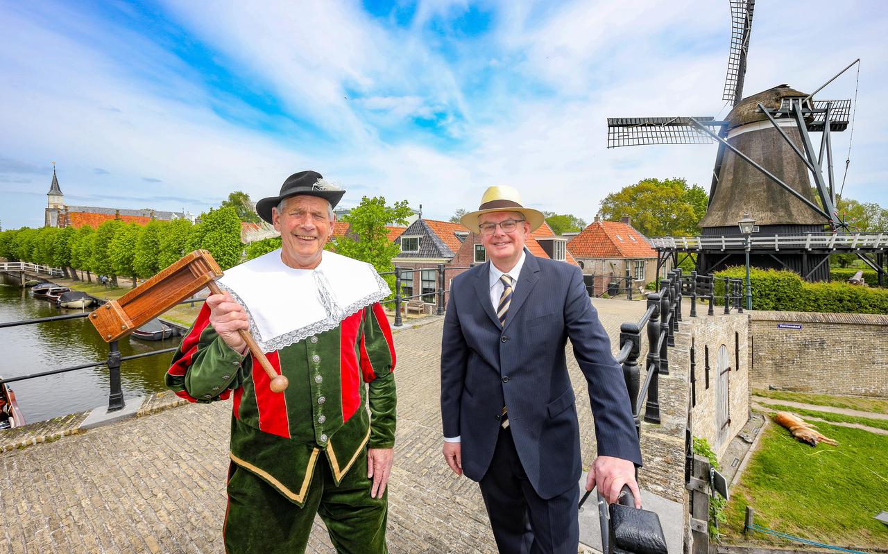 De oude stadsomroeper van Sloten, Pieter Haringsma (links) en de nieuwe, Wiebrand van der Land.