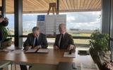 Burgemeester Sybrand Buma van Leeuwarden (l) en commissaris van de Koning Arno Brok ondertekenen de Samenwerkingsagenda 2030. 