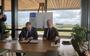 Burgemeester Sybrand Buma van Leeuwarden (l) en commissaris van de Koning Arno Brok ondertekenen de Samenwerkingsagenda 2030. 