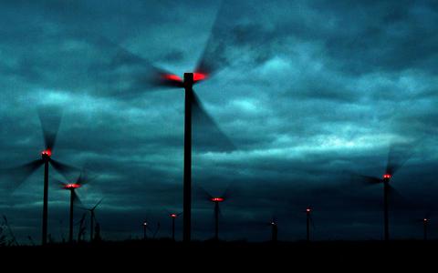 Rode knipperlichten op windmolens, zoals die ook in Windpark Fryslân en Nij Hiddum Houw bij Cornwerd te zien zijn. 