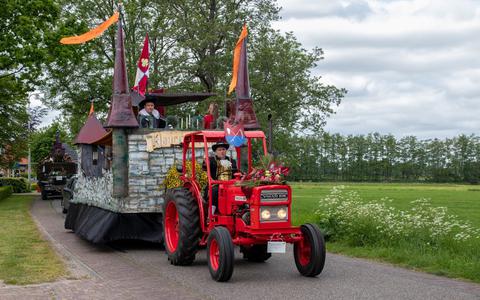 De wagen van de straat Klaverburg tijdens het dorpsfeest van Tytsjerk in 2018.